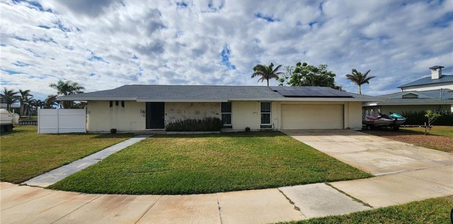 House in Port Charlotte, Florida 4 bedrooms, 179.86 sq.m. № 1537045