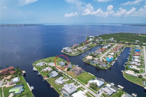 House in Port Charlotte, Florida 4 bedrooms, 179.86 sq.m. № 1537045 - photo 14