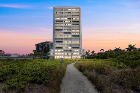 Condo in Sarasota, Florida, 2 bedrooms  № 1902725 - photo 1