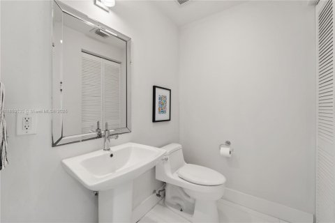 Condo in Miami, Florida, 2 bedrooms  № 1858537 - photo 11
