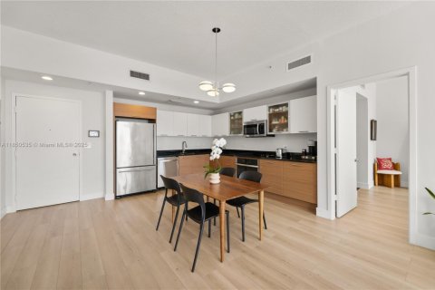 Condo in Miami, Florida, 2 bedrooms  № 1858537 - photo 3
