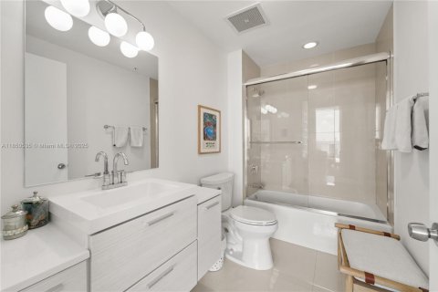Condo in Miami, Florida, 2 bedrooms  № 1858537 - photo 10