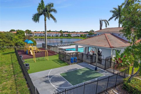 Townhouse in Miami, Florida 3 bedrooms, 127.09 sq.m. № 1823494 - photo 25