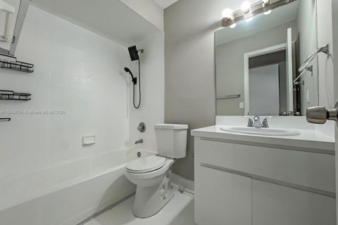 Adosado en venta en Miami, Florida, 2 dormitorios, 108.7 m2 № 1750336 - foto 19