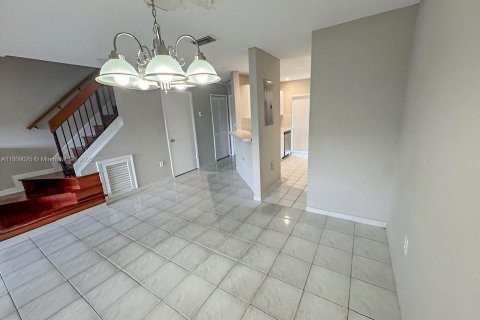 Adosado en venta en Miami, Florida, 2 dormitorios, 108.7 m2 № 1750336 - foto 8