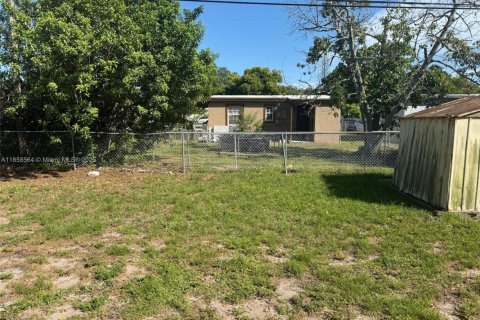 House in Opa-locka, Florida 2 bedrooms, 55.18 sq.m. № 1882108 - photo 4