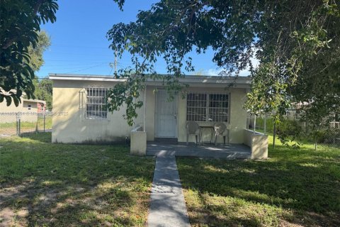 House in Opa-locka, Florida 2 bedrooms, 55.18 sq.m. № 1882108 - photo 1