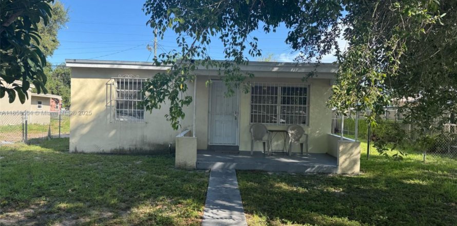 House in Opa-locka, Florida 2 bedrooms, 55.18 sq.m. № 1882108