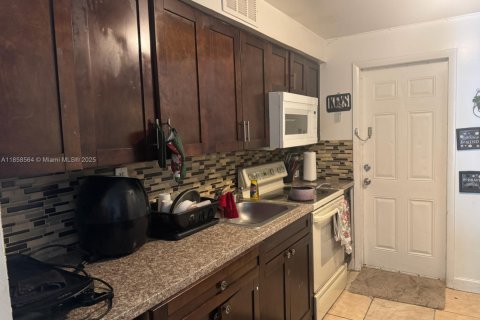 House in Opa-locka, Florida 2 bedrooms, 55.18 sq.m. № 1882108 - photo 10