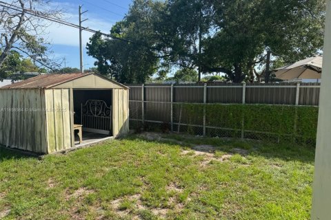 House in Opa-locka, Florida 2 bedrooms, 55.18 sq.m. № 1882108 - photo 5