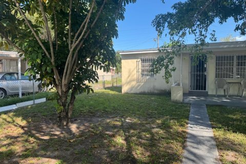 House in Opa-locka, Florida 2 bedrooms, 55.18 sq.m. № 1882108 - photo 17