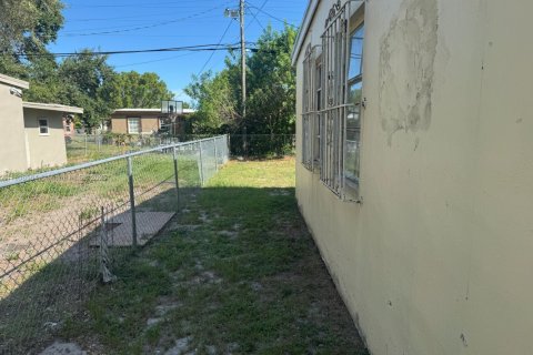House in Opa-locka, Florida 2 bedrooms, 55.18 sq.m. № 1882108 - photo 12