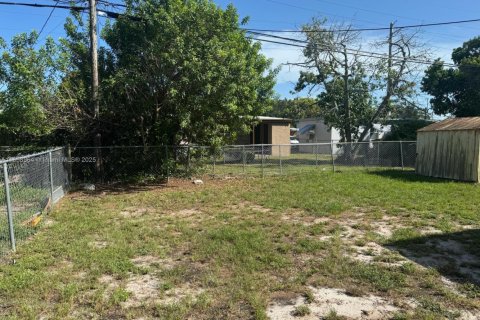 House in Opa-locka, Florida 2 bedrooms, 55.18 sq.m. № 1882108 - photo 15