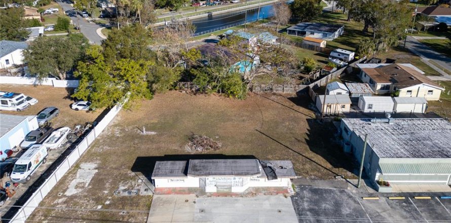 Commercial property in Auburndale, Florida 39.95 sq.m. № 1732779