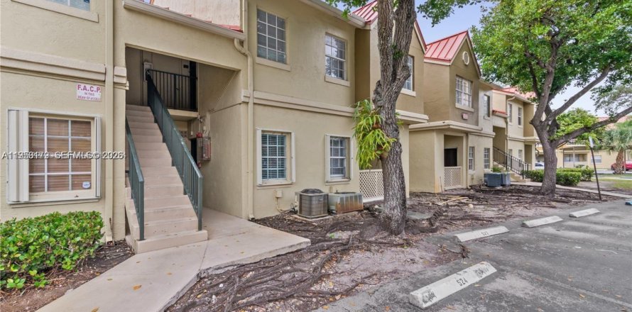 Condominio en Hialeah, Florida, 1 dormitorio  № 2008298