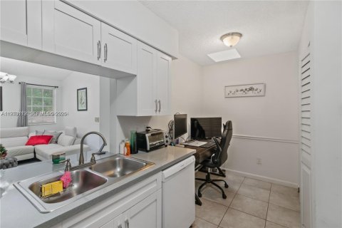 Condominio en alquiler en Hialeah, Florida, 1 dormitorio, 68.28 m2 № 2008298 - foto 9