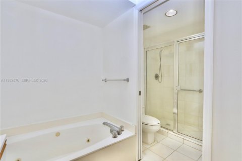 Condominio en venta en Aventura, Florida, 2 dormitorios, 125.7 m2 № 2056654 - foto 18