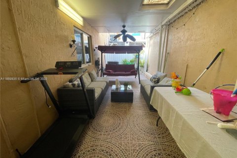 Condo in Hialeah Gardens, Florida, 2 bedrooms  № 1944955 - photo 16