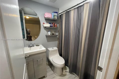 Condo in Hialeah Gardens, Florida, 2 bedrooms  № 1944955 - photo 14
