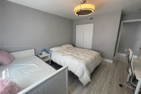 Condo in Hialeah Gardens, Florida, 2 bedrooms  № 1944955 - photo 8