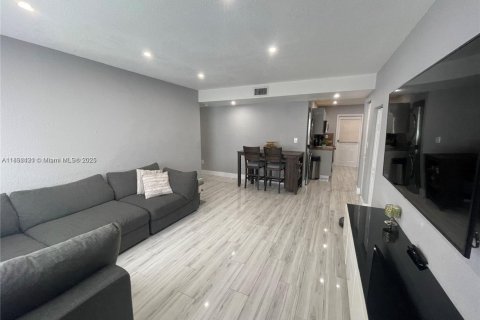 Condo in Hialeah Gardens, Florida, 2 bedrooms  № 1944955 - photo 2