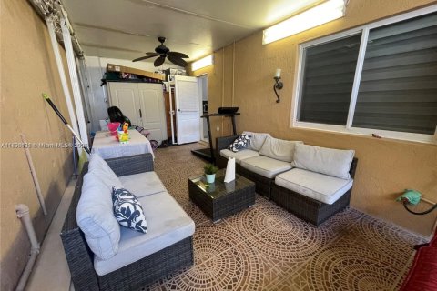 Condo in Hialeah Gardens, Florida, 2 bedrooms  № 1944955 - photo 17
