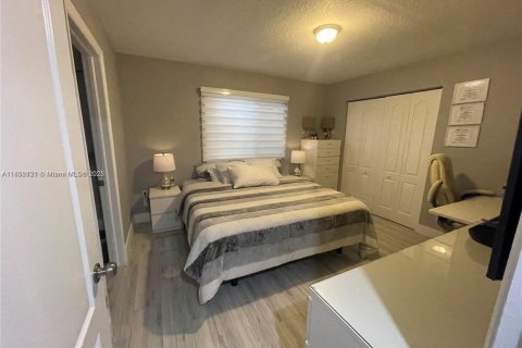 Condo in Hialeah Gardens, Florida, 2 bedrooms  № 1944955 - photo 12