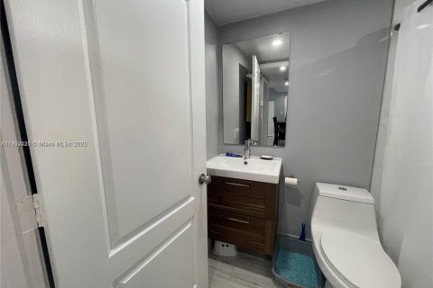 Condo in Hialeah Gardens, Florida, 2 bedrooms  № 1944955 - photo 9