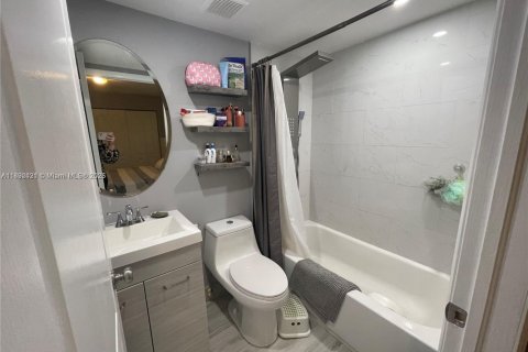 Condo in Hialeah Gardens, Florida, 2 bedrooms  № 1944955 - photo 15