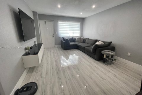 Condo in Hialeah Gardens, Florida, 2 bedrooms  № 1944955 - photo 1