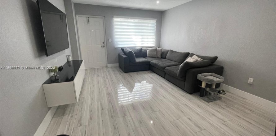 Condo in Hialeah Gardens, Florida, 2 bedrooms № 1944955