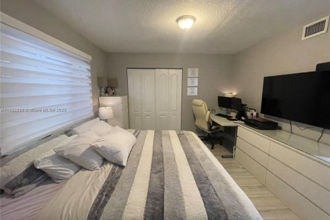 Condo in Hialeah Gardens, Florida, 2 bedrooms  № 1944955 - photo 13