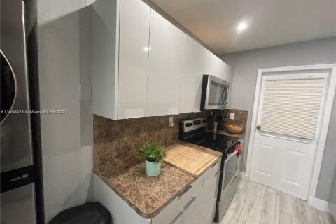 Condo in Hialeah Gardens, Florida, 2 bedrooms  № 1944955 - photo 6