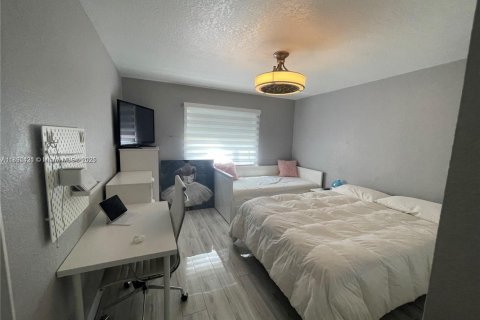 Condo in Hialeah Gardens, Florida, 2 bedrooms  № 1944955 - photo 7