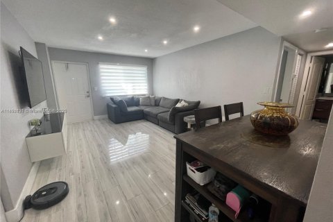 Condo in Hialeah Gardens, Florida, 2 bedrooms  № 1944955 - photo 3