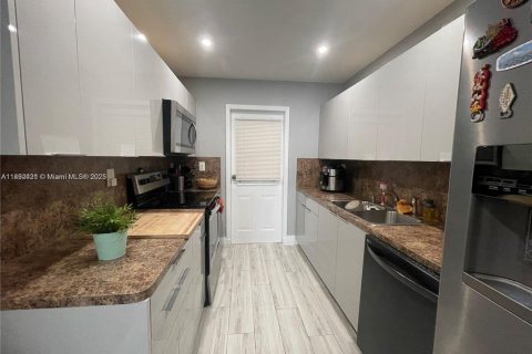 Condo in Hialeah Gardens, Florida, 2 bedrooms  № 1944955 - photo 5