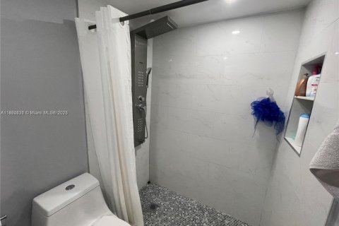 Condo in Hialeah Gardens, Florida, 2 bedrooms  № 1944955 - photo 11