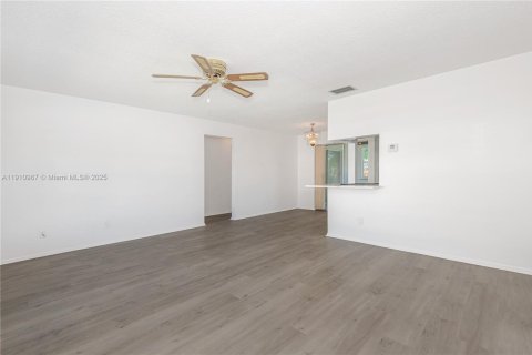 House in Pompano Beach, Florida 2 bedrooms, 96.06 sq.m. № 1969662 - photo 3