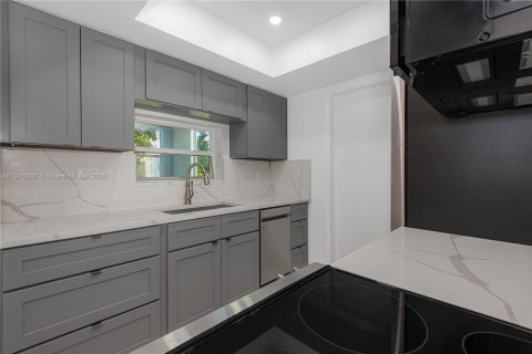 House in Pompano Beach, Florida 2 bedrooms, 96.06 sq.m. № 1969662 - photo 10