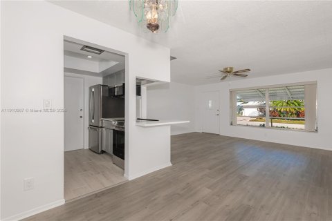 House in Pompano Beach, Florida 2 bedrooms, 96.06 sq.m. № 1969662 - photo 6