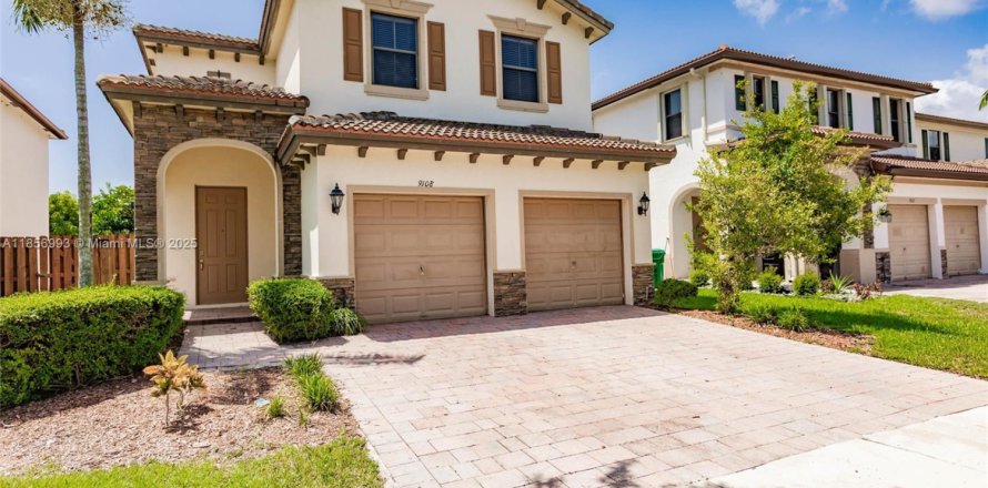 House in Cutler Bay, Florida 5 bedrooms, 270.9 sq.m. № 1920034