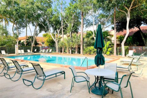 Adosado en venta en Miami, Florida, 2 dormitorios, 107.86 m2 № 1172195 - foto 1