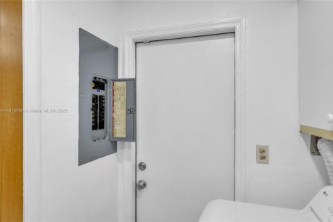 Villa ou maison à vendre à Miami, Floride: 3 chambres, 146.97 m2 № 1973478 - photo 23