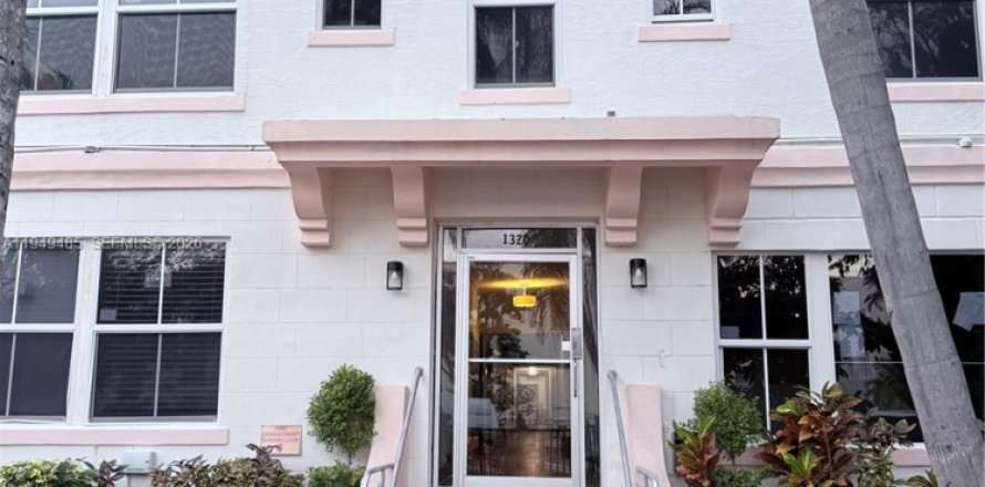 Кондоминиум с 2 спальнями в Майами-Бич, Флорида № 2004978