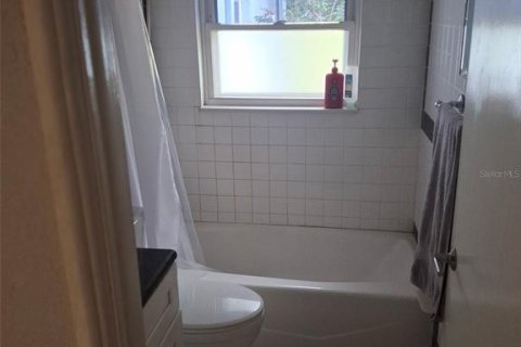 House in New Port Richey, Florida 3 bedrooms, 136.75 sq.m. № 1906924 - photo 2