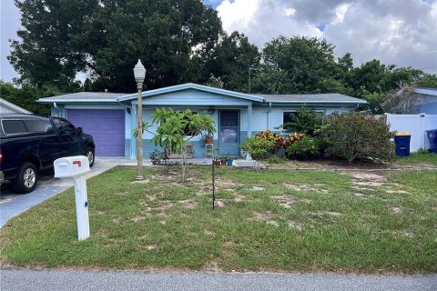 House in New Port Richey, Florida 3 bedrooms, 136.75 sq.m. № 1906924 - photo 1