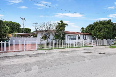 Villa ou maison à louer à Miami, Floride: 3 chambres, 185.43 m2 № 1943767 - photo 18