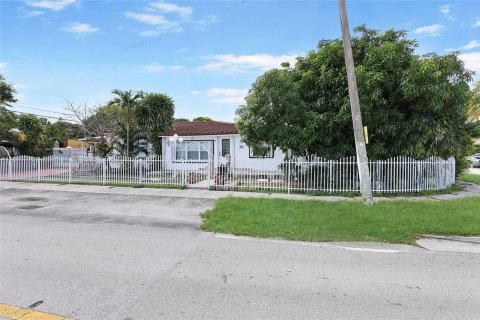 Villa ou maison à louer à Miami, Floride: 3 chambres, 185.43 m2 № 1943767 - photo 4