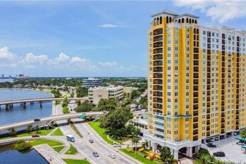 Condo in Tampa, Florida, 2 bedrooms  № 1724876 - photo 1
