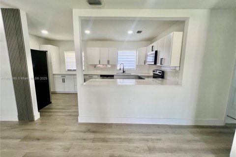 Villa ou maison à vendre à Miami Gardens, Floride: 4 chambres, 113.62 m2 № 1947164 - photo 7